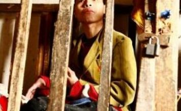 Arrestohet babai që e mbajti djalin në kafaz për 20 vite