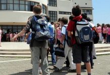 Armët edhe në çantat e nxënësve