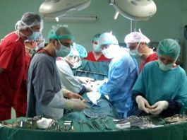 Mjekë nga Suedia operojnë pacientë në QKUK