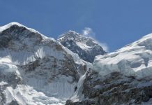 Dy alpinistë vdesin në tentativë për të pushtuar Mount Everestin