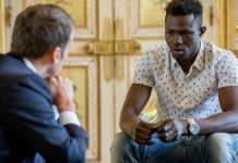 Emigranti malian ”Spiderman” që shpëtoi katërvjeçarin bëhet shtetas francez (Video)