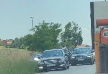 Vetaksidentohet “Mercedesi” luksoz në rrugën Podujevë-Prishtinë (Foto)
