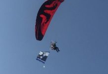 Emocionuese: Nga qielli zbret parashuta kuqezi me flamurin e Vokrrit