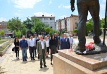 Dita e Çlirimit, Vetëvendosje bën homazhe para shtatoreve të heronjve në Podujevë