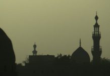 Thyen derën e xhamisë për t’i vjedhur 70 euro