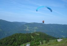 Vdes një person në Bjeshkët e Istogut, bie me parashutë në mal