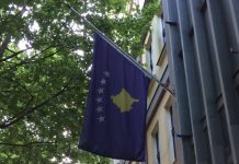 Në Berlin flamuri i Kosovës në gjysmështizë