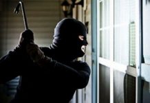 Dy persona të armatosur vodhën dy arka me para në një bankë në Shtime