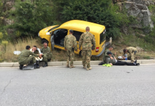 Pjesëtarë të FSK-së u japin ndihmën e parë dy të aksidentuarve në komunikacion