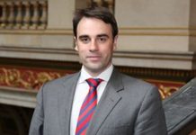 Ambasadori i Britanisë për Xhabir Zharkun: Kthimi i tij në Kosovë është i turpshëm