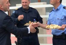 Haradinaj për Bajram u shërben byrekë policëve