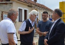 Begaj me vëllezër ndërtojnë një shtëpi për familjen që jetonte në kushte të vështira