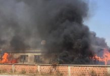 Shkaku i rrymës i digjet çatia e objektit të qumështores, dëmi 3000 euro