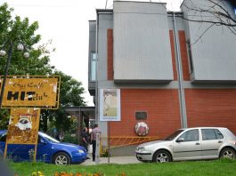 Vetëvendosje përkujton dhe vendos foton e Fadil Vokrrit në qendër të Podujevës (Foto)
