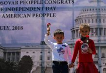Fëmijët e Kosovës vishen me simbole të SHBA-së për nder të pavarsisë së saj (Foto)
