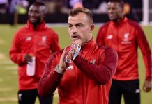 Shaqiri takohet me tifozët dhe nënshkruan në flamurin e Shqipërisë, sonte debutimi i tij me Liverpoolin