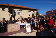 Falënderohet Agim Veliu për vendosjen e shtatores së heroit Ali Ajeti në sheshin e Podujevës (Foto)