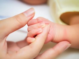 Për 13 vjet në Kosovë u lindën mbi 306 mijë fëmijë, 71 prej nënave ishin mbi 65 vjeçe