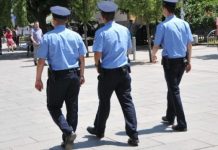 Ofendon policët, arrestohet