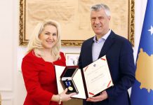 S’mbeti kush pa medalje, Thaçi sot ia dha edhe Shyhrete Behlulit (Foto)