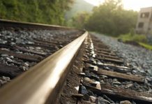 Aksident hekurudhor në Durrës, treni përplas pushuesin nga Kosova