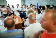 Mjekët dhe infermierët marrin pagat me rritje për kujdestari (Foto)