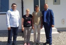 Mërgimtarët e bëjnë me shtëpi një familje të pastrehë