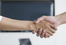 Refuzuan t’u flasin për dore njerëzve nga gjinia e kundërt – u refuzohet shtetësia zvicerane