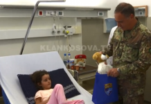 Komandanti i KFOR-it viziton vajzën e plagosur nga plumbi qorr në Podujevë