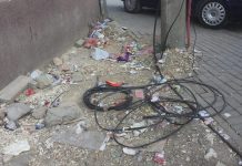 Bërlloku e kabllot mbulojnë njërin nga trotuaret më të frekuentuar në Podujevë (Foto)