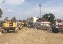 Vetëvendosje protestoi për shkak të ngecjeve të punimeve në rrugën Podujevë- Prishtinë (Foto/Video)