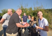 94 vjeçarja nga Podujeva shpërndan dhurata për gjermanët dhe Agim Veliun (Foto)