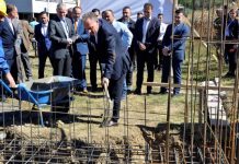 Limaj merr pjesë në vënien e gurthemelit të një fabrike në Klinë, fton mërgatën të investojë në Kosovë