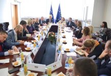 Dhurata Hoxha kërkon përkrahje nga ambasadorët për liberalizimin e vizave