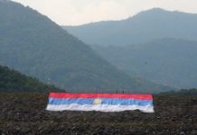 Flamuri gjigand i Serbisë në digën e liqenit të Ujmanit (Foto)