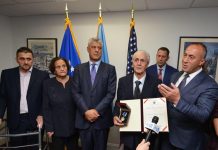 Thaçi dekoron vëllezërit Bytyqi me urdhrin e “Heronjve të Kosovës” (Foto)