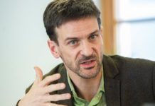 Eksperti gjerman për Politikën e Jashtme: Zyrtarët e BE-së po inkurajojnë Vuçiqin dhe Thaçin për ndarjen e Kosovës
