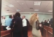 Pamje nga rrahja në Kuvendin komunal të Skenderajt