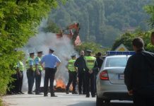 Policia ndalon Vuçiqin të shkojë drejt Skenderajt