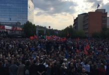Kurti: Kosova është në rrezik, jemi mbledhur në shesh për t’i ndaluar pushtetarët