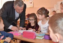 Agim Veliu uron nxënësit dhe mësimdhënësit për vitin e ri shkollor