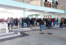 Nxënësit protestojnë në gjimnazin e Podujevës kundër suspendimit të Sabit Kopallës