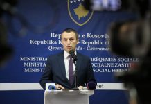 Ministri Reçica: Numri i familjeve që kërkojnë ndihmë sociale është ulur