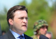 Selakoviq e quan hipokrizi thirrjen e KE-së për ulje tensionesh Kosovë-Serbi