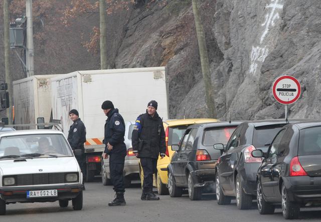 PRIVREDNICI BLOKIRALI PUTEVE NA SEVERU KOSOVA
