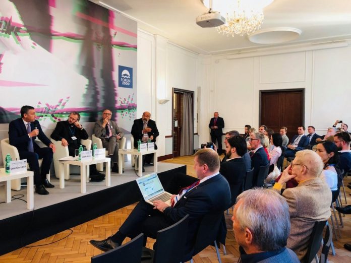 auto_2018_10_08_Veseli_ne_Forum_2000_ne_Prage-_Dialogu_menyra_e_vetme_e_komunikimit_mes_popujve_71539016891
