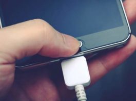 Arsyeja pse nuk duhet të mbushni kurrë telefonin në veturë