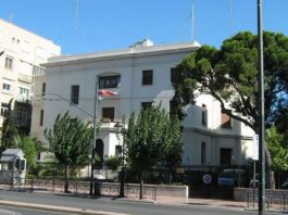 Sulmohet ambasada e Serbisë