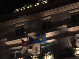 Flamuri i Kosovës valon midis Parisit