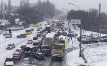 Borë e madhe në Ukrainë, kaos në trafik (Video)